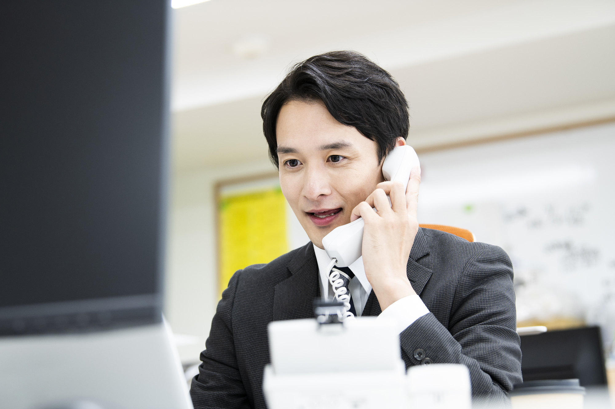 電話対応をする男性