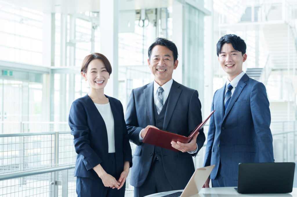 笑顔の3人の社会人